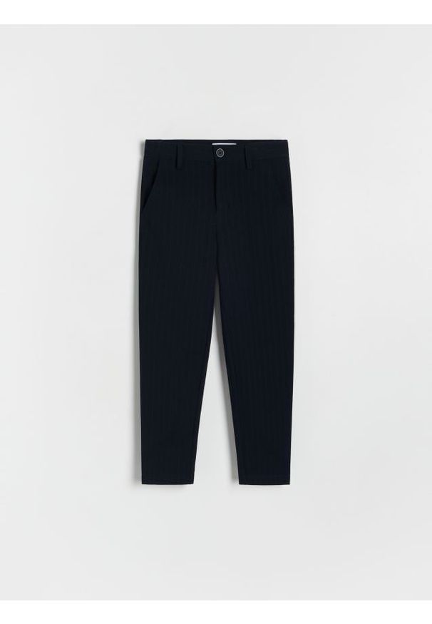 Reserved - Eleganckie spodnie w paski - granatowy. Kolor: niebieski. Materiał: wiskoza, tkanina. Wzór: paski. Styl: elegancki