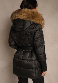 Renee - Czarna Pikowana Kurtka z Paskiem i Kapturem z Futerkiem Lilittia. Kolor: czarny. Materiał: futro. Sezon: zima. Styl: elegancki