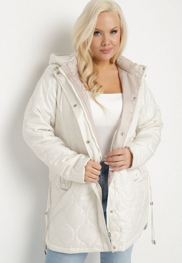 Born2be - Jasnobeżowa Kurtka Pudełkowa z Pikowaniem i Odpinanym Kapturem Annaloria. Okazja: na co dzień, na spacer. Kolekcja: plus size. Kolor: beżowy. Styl: casual