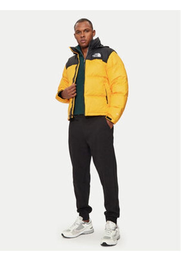 The North Face Kurtka puchowa 1996 Retro Nuptse NF0A3C8D Żółty Regular Fit. Kolor: żółty. Materiał: syntetyk. Styl: retro