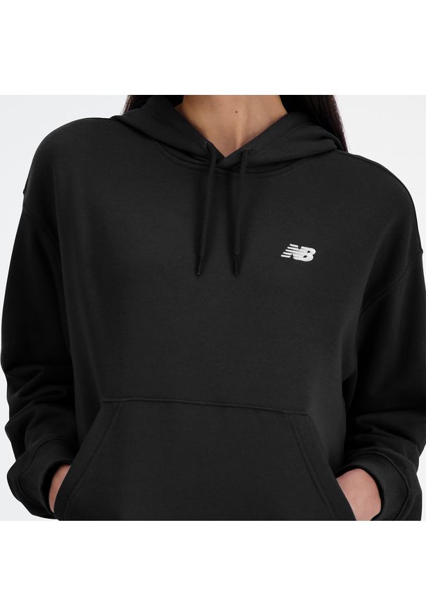 Bluza damska New Balance WT41507BK – czarna. Okazja: na co dzień. Typ kołnierza: kaptur. Kolor: czarny. Materiał: poliester, dresówka, prążkowany, bawełna. Styl: casual, klasyczny