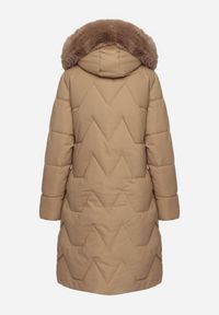 Born2be - Ciemnobeżowa Kurtka Pikowana o Długim Fasonie z Kapturem i Futrem Vertizola. Okazja: na spacer, na co dzień. Typ kołnierza: kaptur. Kolor: beżowy. Materiał: futro. Długość: długie. Styl: casual, elegancki #4