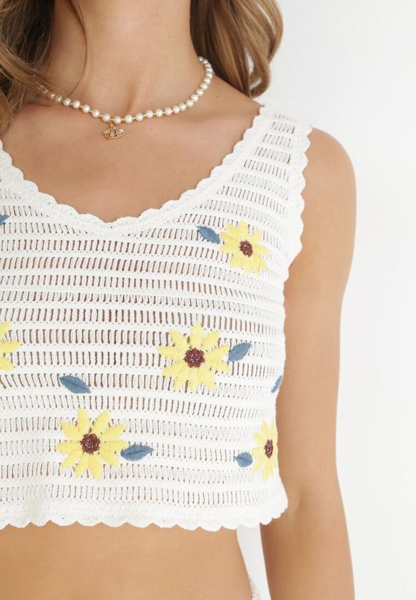 Born2be - Biały Bawełniany Top z Haftowanymi Kwiatami Reilyn. Kolor: biały. Materiał: bawełna. Długość rękawa: na ramiączkach. Wzór: kwiaty, haft