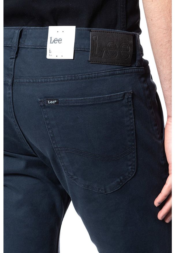 Lee - LEE SPODNIE MĘSKIE LUKE DARK MARINE L70QED37 112118704. Styl: marine