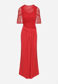 Born2be - Czerwona Koktajlowa Sukienka Zdobiona Marszczeniem z Siateczkową Narzutką Millanea. Okazja: na co dzień. Kolor: czerwony. Wzór: aplikacja. Typ sukienki: proste. Styl: wizytowy #4