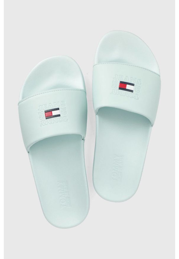 Tommy Jeans klapki damskie kolor turkusowy. Kolor: turkusowy. Materiał: materiał, guma. Obcas: na obcasie. Wysokość obcasa: niski