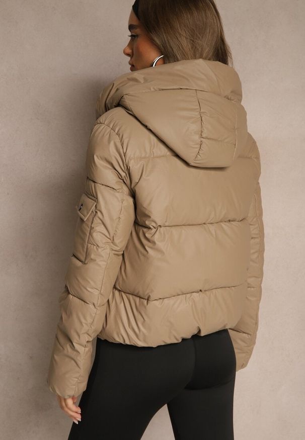 Renee - Ciemnobeżowa Kurtka Puffer z Pikowanymi Przeszyciami i Kapturem Renaria. Okazja: na co dzień. Typ kołnierza: kaptur. Kolor: beżowy. Materiał: jeans, poliester. Sezon: zima. Styl: casual