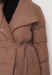 Born2be - Brązowa Kurtka Płaszcz Zapinana na Napy Ukryte pod Plisą z Kieszeniami i Paskiem Ritallas. Okazja: na co dzień, na spacer. Typ kołnierza: kołnierzyk stójkowy. Kolor: brązowy. Materiał: materiał, jeans. Długość: długie. Sezon: zima, jesień. Styl: casual, elegancki #5