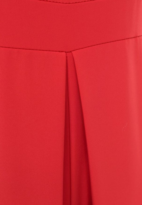 Born2be - Czerwony Elegancki Kombinezon z Ozdobnymi Zakładkami Zellysha. Okazja: na co dzień, na spotkanie biznesowe. Kolor: czerwony. Wzór: aplikacja. Styl: elegancki