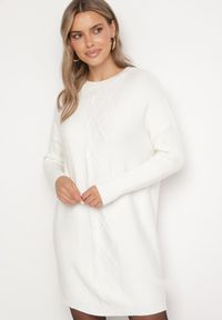 Born2be - Biała Dzianinowa Sukienka o Prostym Kroju i Wzorzystym Splocie Melisira. Okazja: na co dzień. Kolor: biały. Materiał: dzianina. Wzór: ze splotem. Typ sukienki: proste. Styl: elegancki, casual #5