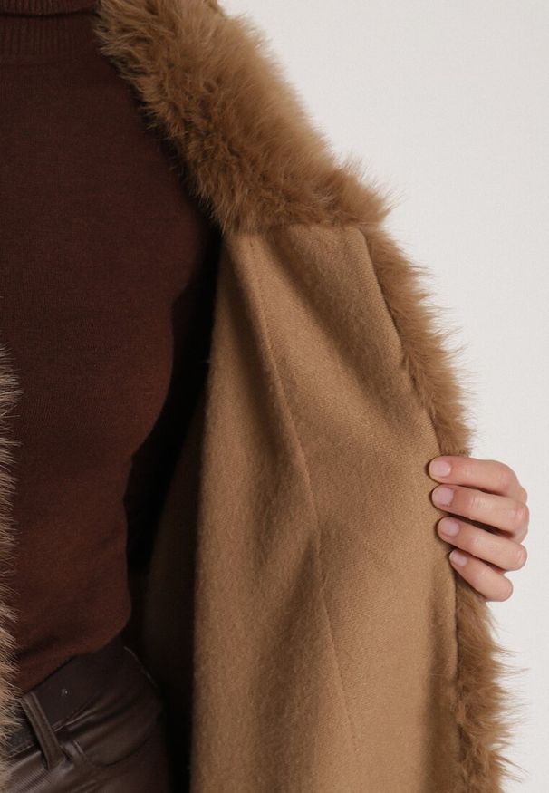 Born2be - Jasnobrązowe Ponczo z Wełną i Wiskozą Ozdobione Futerkiem Delatta. Okazja: na co dzień. Kolor: brązowy. Materiał: wełna, wiskoza, futro. Wzór: aplikacja. Styl: casual, elegancki