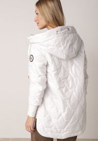 Born2be - Biała Pikowana Kurtka Przejściowa z Kapturem i Bocznymi Suwakami Mado. Okazja: na co dzień. Typ kołnierza: kaptur. Kolor: biały. Materiał: poliester, jeans. Styl: casual, klasyczny #4