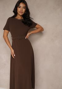 Renee - Brązowa Sukienka o Rozkloszowanym Kroju z Ozdobnym Paskiem Desiliena. Okazja: na co dzień. Kolor: brązowy. Materiał: denim. Styl: elegancki, casual