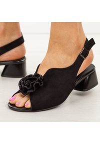 Czarne zamszowe sandały damskie na obcasie Jezzi asa214-8. Okazja: na wesele, na ślub cywilny. Zapięcie: sprzączka. Kolor: czarny. Materiał: zamsz. Sezon: wiosna, lato. Obcas: na obcasie. Styl: klasyczny, elegancki. Wysokość obcasa: średni #1