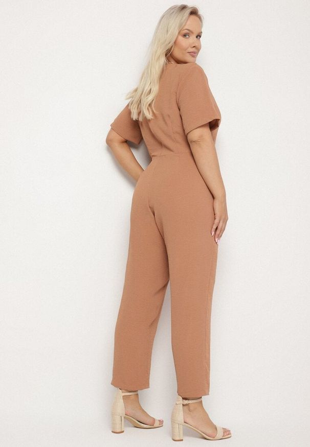Born2be - Brązowy Kombinezon Panomeda. Kolekcja: plus size. Kolor: brązowy. Materiał: tkanina. Długość rękawa: krótki rękaw. Długość: krótkie. Wzór: kolorowy, gładki, jednolity. Styl: klasyczny
