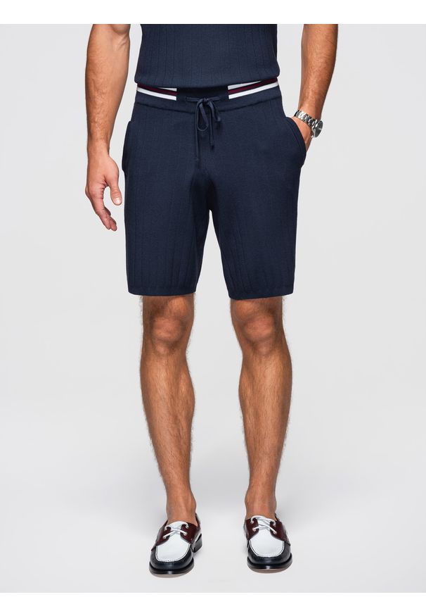 Ombre Clothing - Strukturalne wiskozowe szorty męskie REGULAR - granatowe V2 - Rozmiar: M. Okazja: na spacer, na co dzień. Kolor: niebieski. Materiał: wiskoza. Długość: krótkie. Wzór: gładki, prążki, haft. Styl: wakacyjny, casual