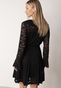 Born2be - Czarna Koronkowa Sukienka z Cienkim Paskiem i Rozkloszowanymi Rękawami Jovaila. Okazja: na co dzień. Typ kołnierza: kołnierz z falbankami. Kolor: czarny. Materiał: koronka. Długość rękawa: na ramiączkach. Wzór: koronka. Typ sukienki: rozkloszowane. Styl: casual, klasyczny #4