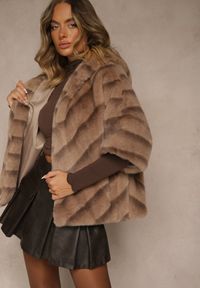 Renee - Beżowa Kurtka Futrzana o Kroju Oversize z Kapturem i Rękawami 3/4 Titene. Okazja: na co dzień. Typ kołnierza: kaptur. Kolor: beżowy. Materiał: futro. Sezon: zima. Styl: klasyczny, casual, elegancki #8