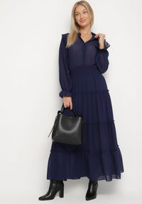 Born2be - Granatowa Rozkloszowana Sukienka VICES Koszulowa w Stylu Retro Aravite. Okazja: na co dzień. Typ kołnierza: kołnierzyk klasyczny, kołnierz z falbankami, dekolt w kształcie V. Kolor: niebieski. Długość rękawa: długi rękaw. Typ sukienki: koszulowe. Styl: retro #3