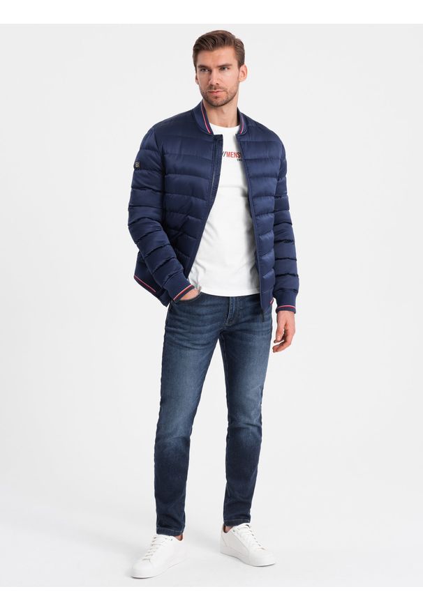 Ombre Clothing - Kurtka męska bomberka o satynowym wykończeniu z kontrastowymi ściągaczami - ciemnoniebieska V2 - Rozmiar: L. Kolor: niebieski. Materiał: satyna
