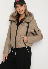 Born2be - Jasnobrązowa Pikowana Kurtka z Kapturem o Klasycznym Kroju Tulasia. Okazja: na co dzień. Typ kołnierza: kaptur. Kolor: brązowy. Materiał: jeans. Styl: klasyczny