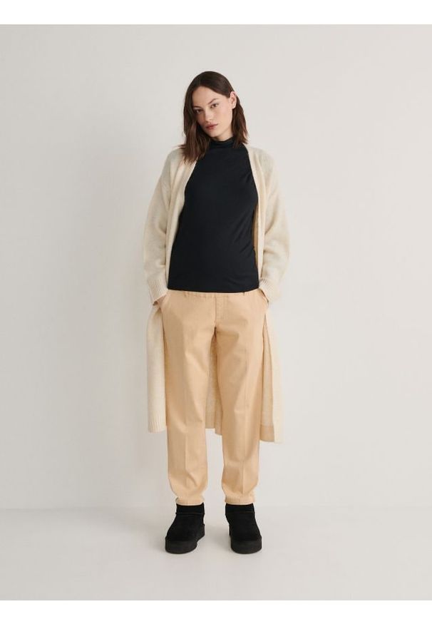 Reserved - Bawełniane spodnie chino - beżowy. Kolor: beżowy. Materiał: bawełna. Styl: klasyczny