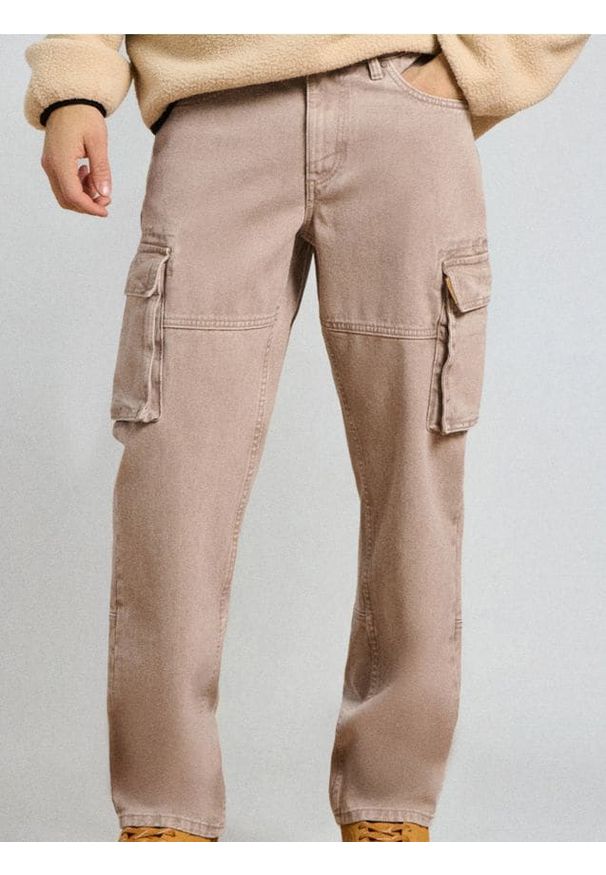 Sinsay - Jeansy cargo - beżowy. Kolor: beżowy
