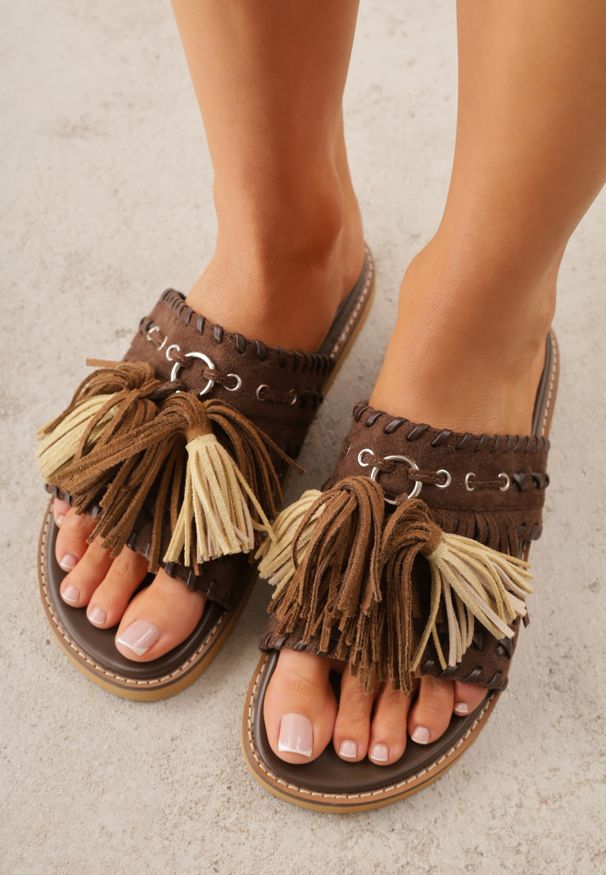 Renee - Ciemnobrązowe Klapki VICES na Płaskiej Podeszwie w Stylu Boho z Frędzlami Averathla. Okazja: na co dzień. Kolor: brązowy. Materiał: denim, len. Wzór: aplikacja. Sezon: lato. Obcas: na płaskiej podeszwie. Styl: boho