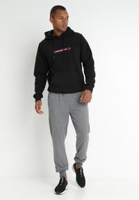 Born2be - Ciemnoszare Spodnie Dresowe Joggery Analía. Kolor: szary. Materiał: dresówka. Styl: sportowy #6