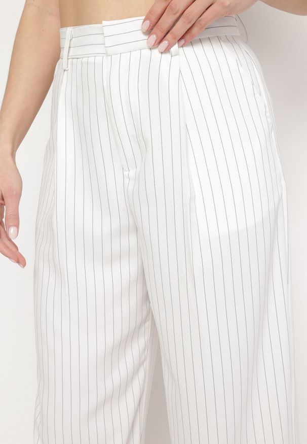 Born2be - Białe Spodnie w Stylu Pallazo z Prostymi Szerokim Nogawkami w Delikatne Paski Ledanne. Okazja: na co dzień. Kolor: biały. Materiał: jedwab. Długość: długie. Wzór: paski. Styl: casual