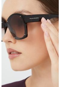 Alexander McQueen okulary przeciwsłoneczne damskie kolor brązowy. Kolor: brązowy. Wzór: geometria #3