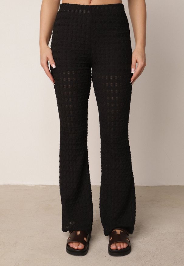 Born2be - Czarny Komplet z Tkaniny z Tłoczeniem Spodnie Dzwony i Marszczony Top Oranelle. Kolor: czarny. Materiał: tkanina