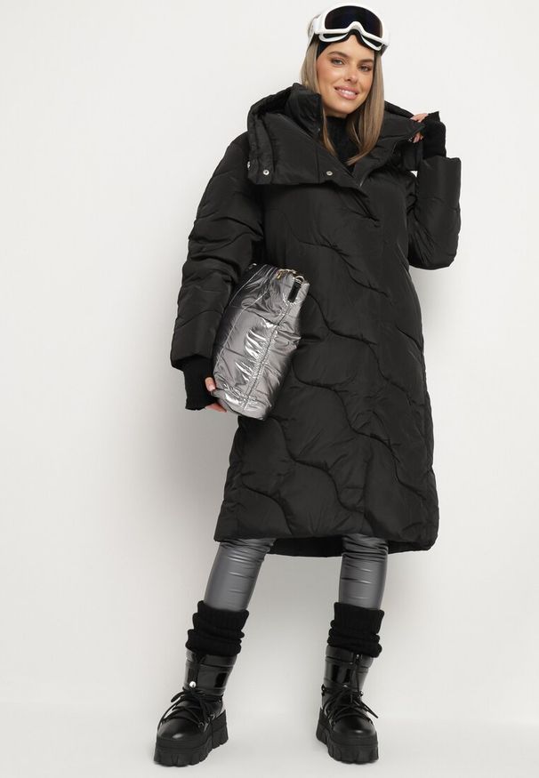 Born2be - Czarna Długa Kurtka Płaszcz z Nieodpinanym Kapturem Ozdobiona Pikowaniem Nenzova. Kolor: czarny. Długość: długie. Wzór: aplikacja. Sezon: zima