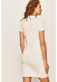 Lacoste Sukienka EF5473 kolor biały mini prosta EF5473-001. Kolor: biały. Materiał: materiał, dzianina. Długość rękawa: krótki rękaw. Wzór: gładki. Typ sukienki: proste. Długość: mini #4