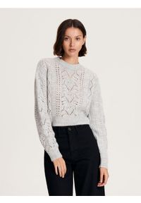 Reserved - Sweter z ażurowym wzorem - jasnoszary. Kolor: szary. Materiał: dzianina. Długość: krótkie. Wzór: ażurowy