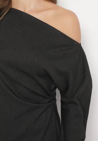 Born2be - Ciemnoszara Asymetryczna Sukienka z Wiskozą z Dekoltem w Łódkę i Marszczeniem przy Talii Sofilda. Okazja: na co dzień. Typ kołnierza: dekolt w łódkę. Kolor: szary. Materiał: wiskoza. Długość rękawa: długi rękaw. Typ sukienki: asymetryczne. Styl: casual, klasyczny, wizytowy #3