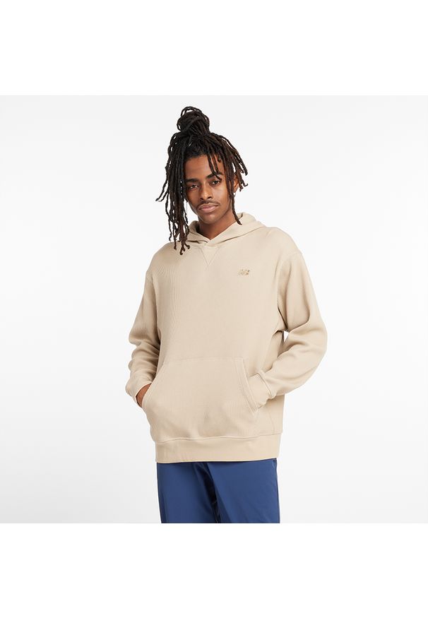 Bluza męska New Balance MT43519SOT – beżowa. Typ kołnierza: kaptur. Kolor: beżowy. Materiał: dzianina, poliester, bawełna, dresówka. Wzór: ze splotem