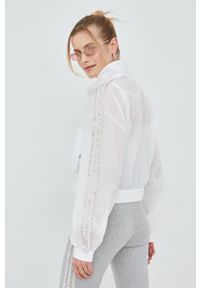 adidas Originals kurtka bomber HT5988 damski kolor biały przejściowa. Kolor: biały. Materiał: materiał #6