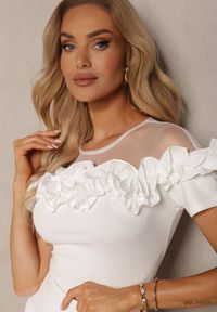 Renee - Biała Bluzka z Bawełny z Krótkim Rękawem Ozdobiona Falbanką i Siateczką Minalia. Okazja: do pracy, na co dzień. Kolor: biały. Materiał: bawełna. Długość rękawa: krótki rękaw. Długość: krótkie. Wzór: aplikacja. Styl: casual, wizytowy