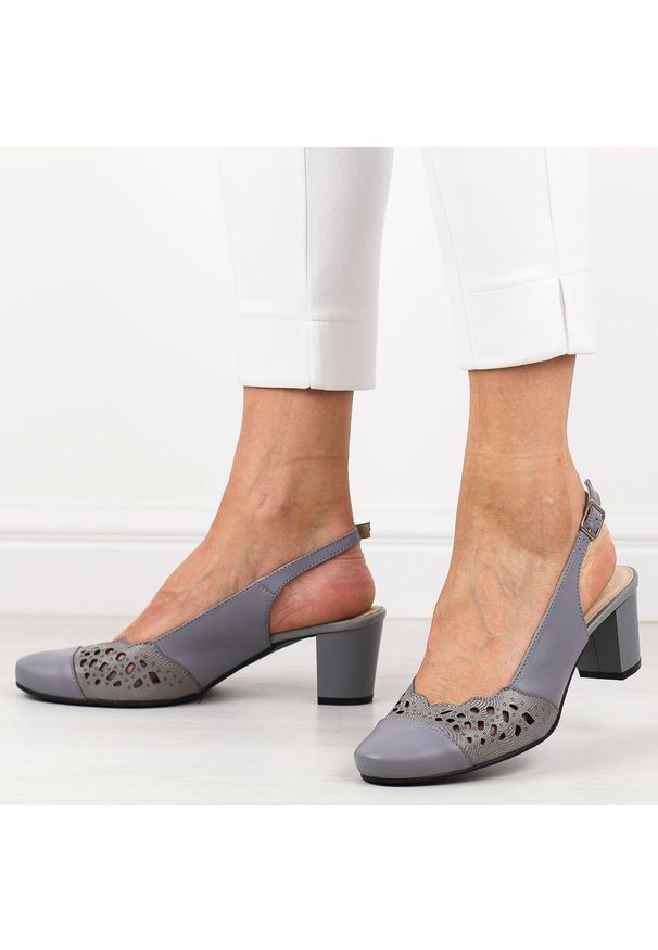 Szare skórzane ażurowe Polskie czółenka damskie bez pięty Gregors 913. Zapięcie: pasek. Kolor: szary. Materiał: skóra. Wzór: ażurowy. Sezon: wiosna, lato. Obcas: na obcasie. Styl: elegancki, klasyczny, wizytowy. Wysokość obcasa: średni