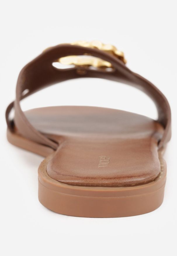 Born2be - Brązowe Klapki VICES Ozdobione Metaliczną Klamrą i Wycięciami Zarinlisa. Okazja: na co dzień, do pracy. Kolor: brązowy. Materiał: jeans, len. Wzór: aplikacja. Styl: casual, klasyczny, elegancki