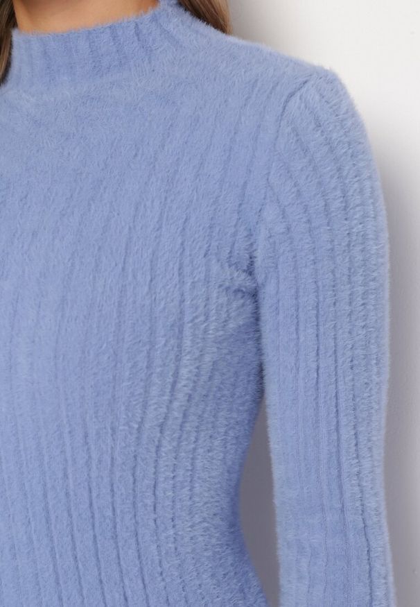 Born2be - Niebieski Wełniany Sweter Prążkowany z Długim Włosiem Aryndra. Kolor: niebieski. Materiał: wełna, prążkowany. Długość rękawa: długi rękaw. Długość: długie