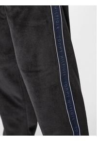 TOMMY HILFIGER - Tommy Hilfiger Spodnie dresowe UM0UM03014 Czarny Regular Fit. Kolor: czarny. Materiał: bawełna #5