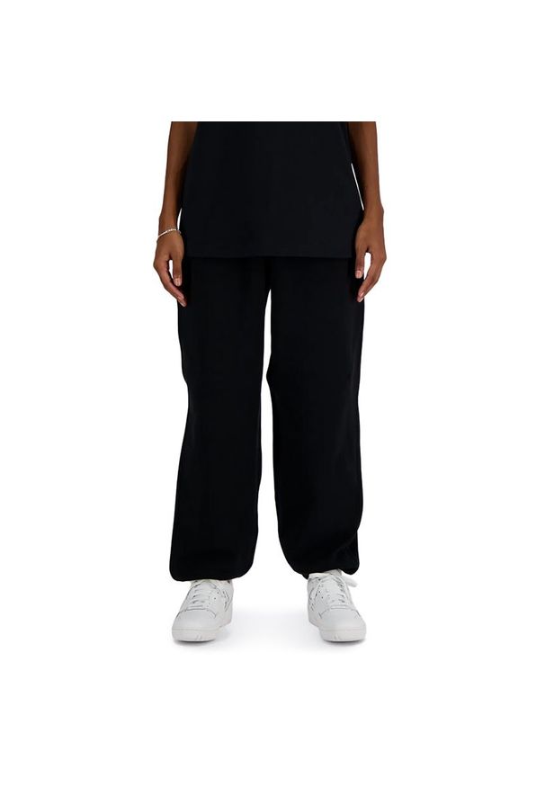 Spodnie New Balance WP41513BK - czarne. Kolor: czarny. Materiał: bawełna, dresówka, poliester