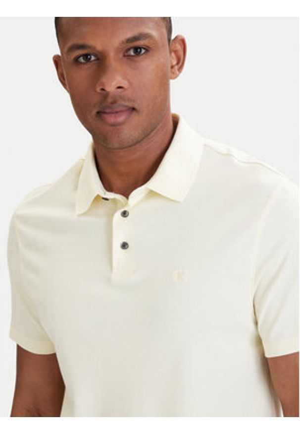 Calvin Klein Polo LV04LB276G Écru Regular Fit. Typ kołnierza: polo. Kolor: kremowy. Materiał: bawełna