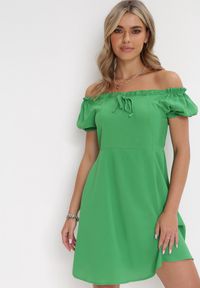 Born2be - Zielona Sukienka Mini Hiszpanka z Marszczoną Gumką Lakenzie. Typ kołnierza: dekolt hiszpanka. Kolor: zielony. Długość rękawa: krótki rękaw. Sezon: wiosna, lato. Typ sukienki: rozkloszowane. Długość: mini #1