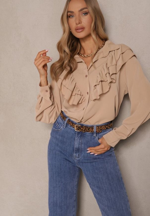Renee - Ciemnobeżowa Koszula Ozdobiona Falbaną Kornella. Okazja: na co dzień. Typ kołnierza: kołnierzyk klasyczny. Kolor: beżowy. Materiał: jeans. Wzór: aplikacja. Styl: klasyczny, casual, elegancki