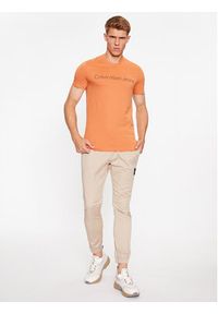 Calvin Klein Jeans T-Shirt J30J322344 Pomarańczowy Slim Fit. Kolor: pomarańczowy. Materiał: bawełna #3
