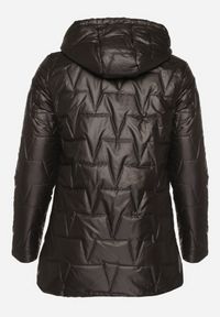 Born2be - Czarna Pikowana Kurtka z Kapturem w Klasycznym Stylu Mallissa. Okazja: na spacer. Typ kołnierza: kaptur. Kolekcja: plus size. Kolor: czarny. Materiał: jeans. Wzór: aplikacja. Styl: klasyczny #7