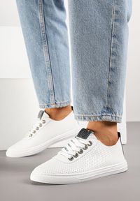 Renee - Biało-Czarne Tenisówki Ozdobione Cyrkoniami i Perforacją Liradena. Okazja: na co dzień. Kolor: biały. Materiał: jeans. Wzór: aplikacja. Styl: casual #5